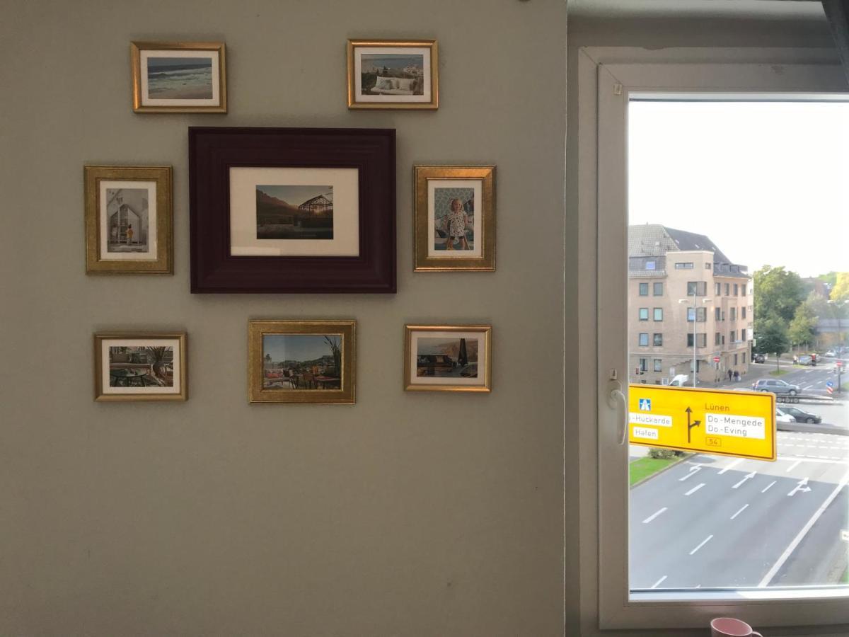 دورتموند Tm Aparts المظهر الخارجي الصورة A window with a yellow sticker