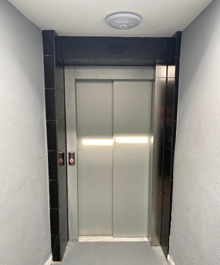 دورتموند Tm Aparts المظهر الخارجي الصورة A typical elevator door