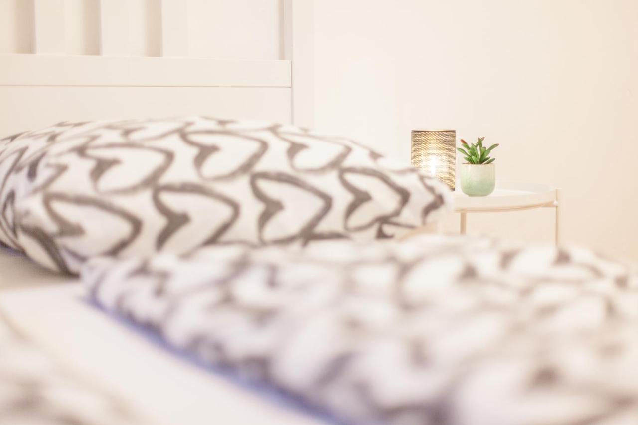 دورتموند Tm Aparts المظهر الخارجي الصورة A bed with a throw